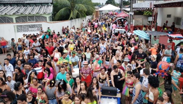 Homens saem vestidos de mulher no Bloco dos Sujos em Rio Branco 